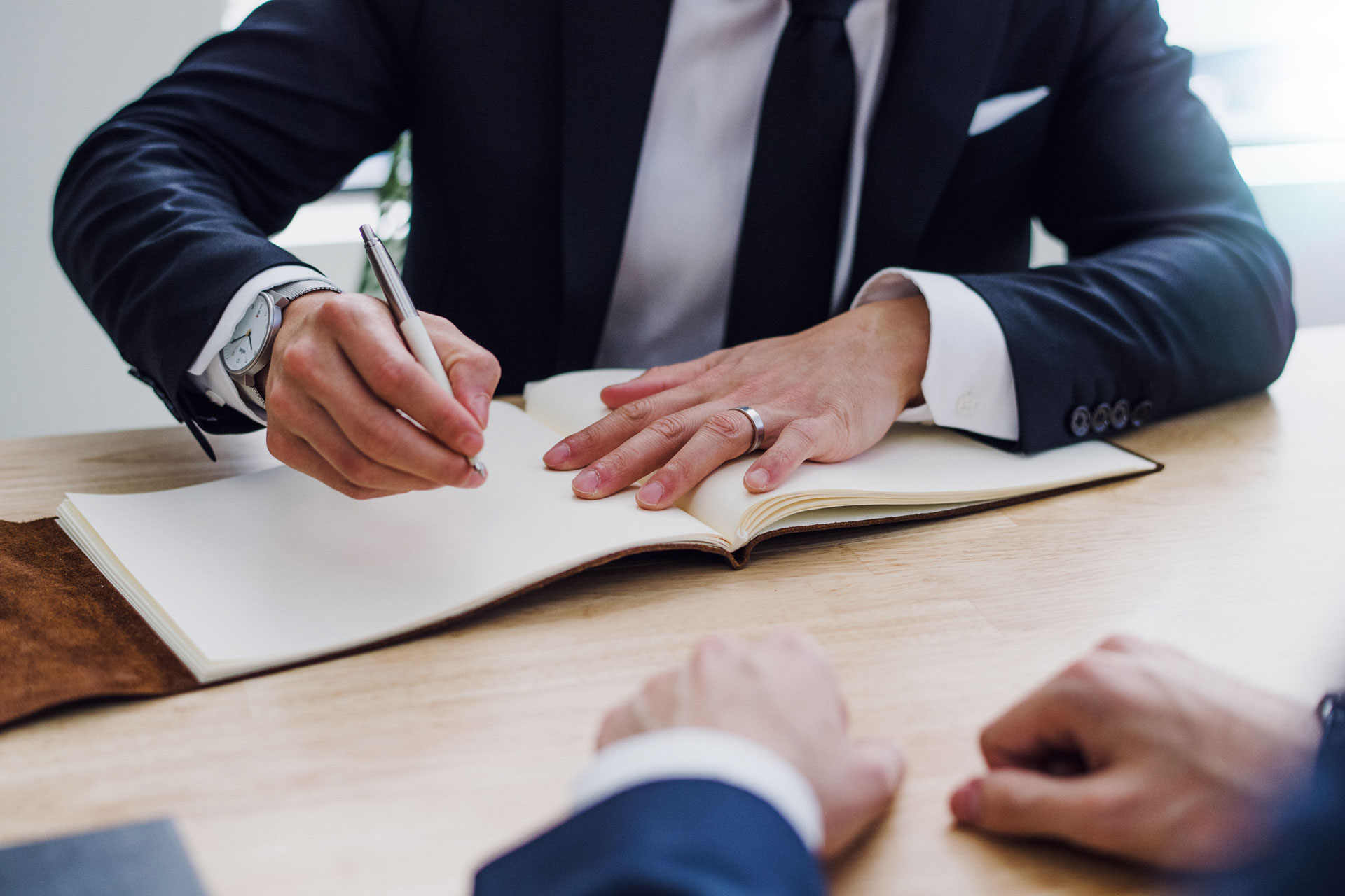 Advogado em reunião com cliente no escritório